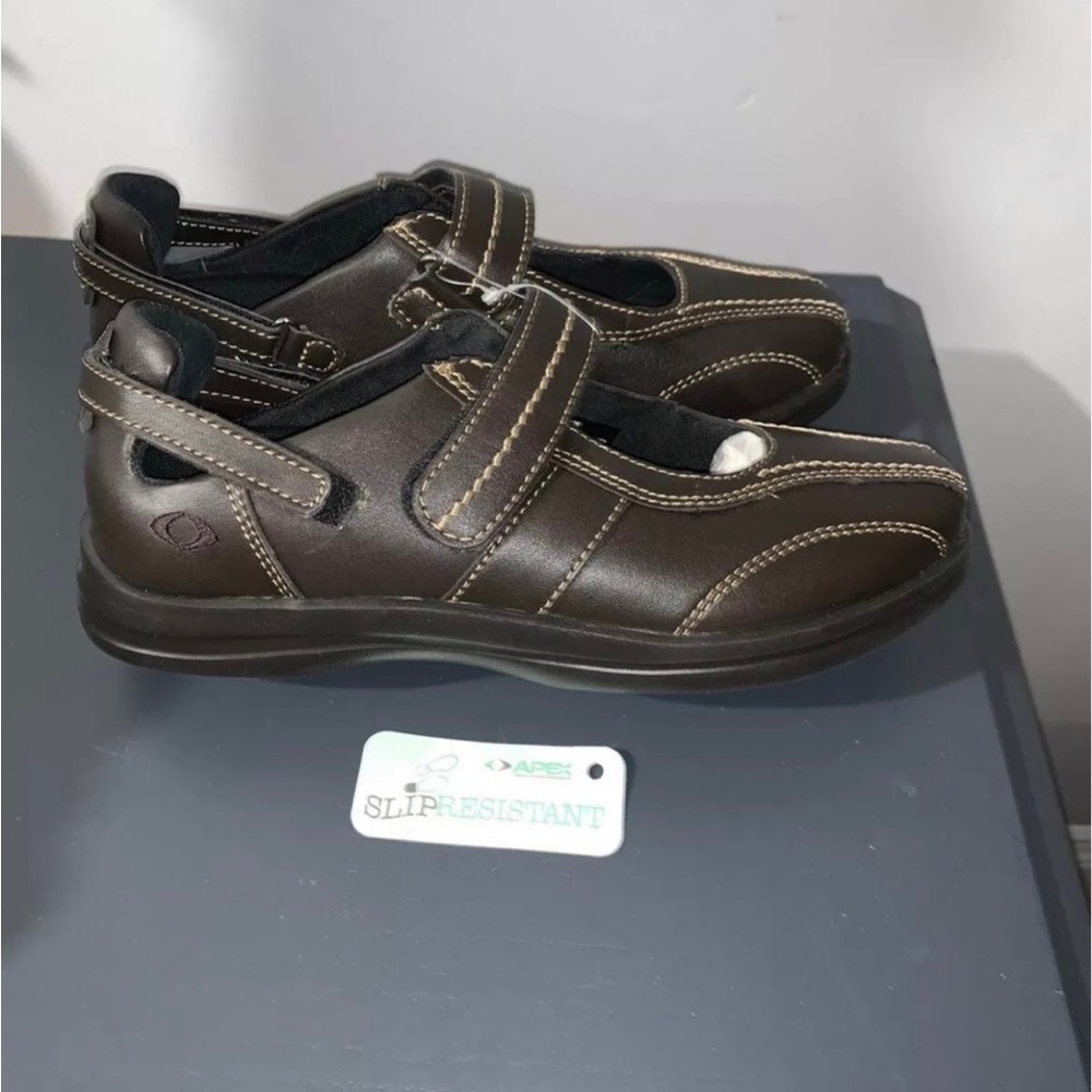 New women’s Apex shoes size 6.5